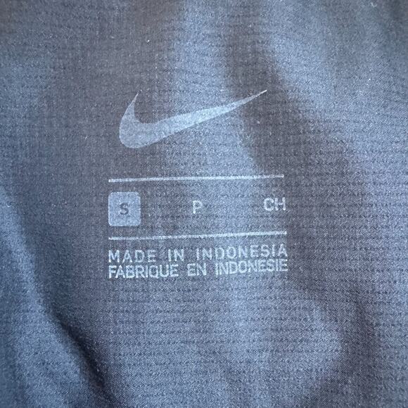 NIKE Women's UV Protection Light Hooded Running Jacket DH1990 010 N5 - Picture 9 of 9